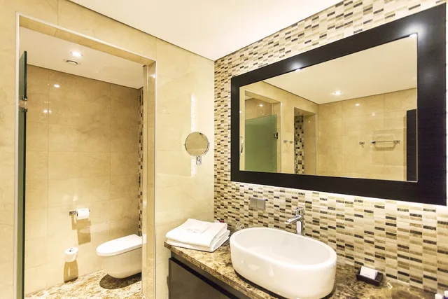 غرفة بريميوم بسرير كينج بإطلالة على النهر بشرفة، Crowne Plaza Borjomi 3/5