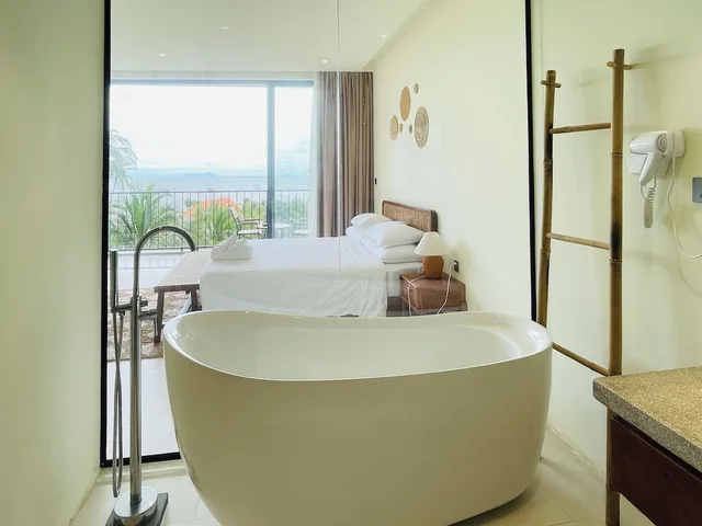 Deluxe, Double Bed, Sea View, Bathtub, Coco Island Retreat Phu Quoc 4/4