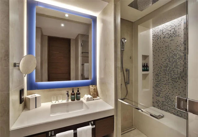 غرفة بسرير كينج بإطلالة جزئية على البحر، Tumbi Hotel Dubai The Palm, Tapestry Collection by Hilton 2/8