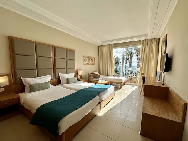 غرفة ثلاثية بسرير مزدوج وسرير فردي بإطلالة على البحر، Bel Azur Thalasso & Bungalows 1/2