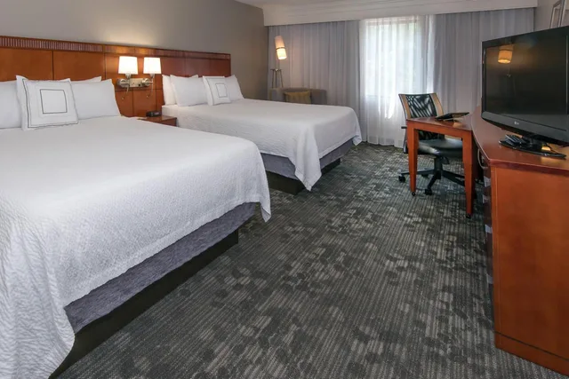 غرفة بسريرين كوين بحوض استحمام لذوي الإعاقة، Courtyard by Marriott Albany 1/4