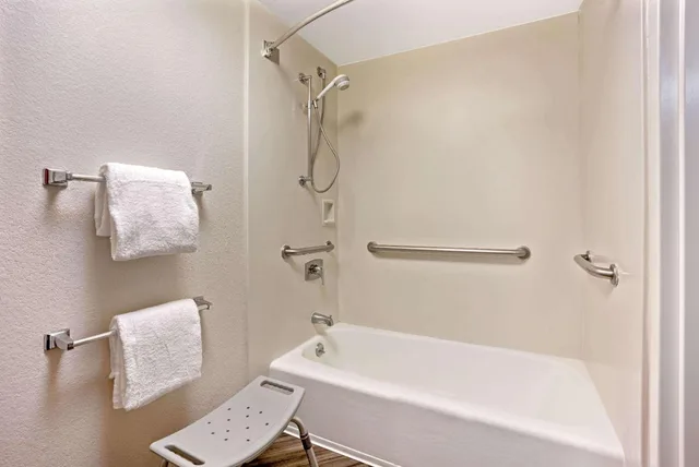 جناح ديلوكس بسرير كينج، La Quinta Inn & Suites by Wyndham Tacoma - Seattle 6/6
