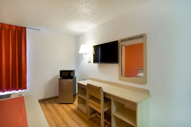 غرفة قياسية بسرير كوين للمدخنين لذوي الإعاقة، Motel6 Waukegan, IL 6/6