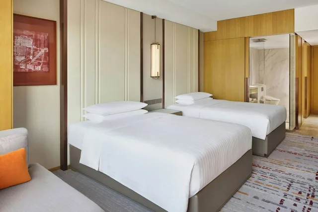 غرفة تنفيذية بسريرين مزدوجين بإطلالة على المدينة، Shanghai Marriott Hotel Hongqiao 2/3