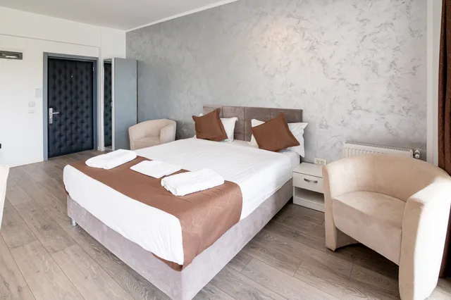 Studio, King Bed, Balcony, Miramare Residence 2/10