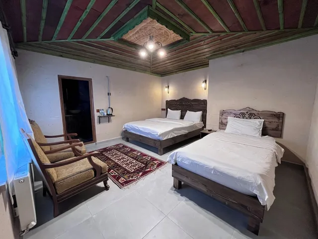 غرفة كومفورت ثلاثية بسرير كوين وسرير فردي بجاكوزي، Falcon Cave Suites 1/5