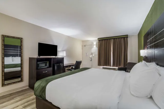 غرفة قياسية بسرير كينج، Quality Inn Coliseum 1/7
