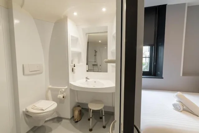غرفة بسرير مزدوج لذوي الإعاقة، easyHotel London Victoria 5/6