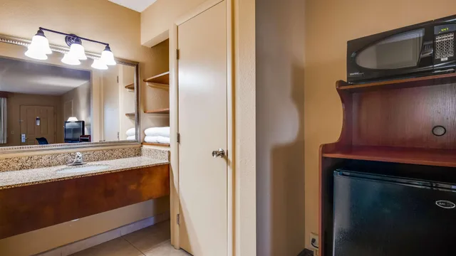 غرفة بسرير كينج، Best Western Cottonwood Inn 9/9