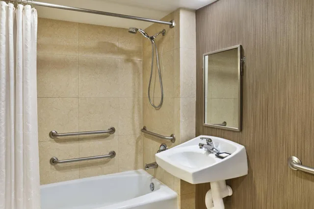 جناح تنفيذي بسرير كينج مع أريكة لذوي الإعاقة، Courtland Grand Hotel, Trademark Collection by Wyndham 5/5