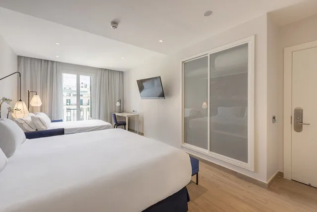 غرفة ديلوكس ثلاثية بسرير مزدوج مع أريكة، Eurostars Mediterranea Plaza 4/10
