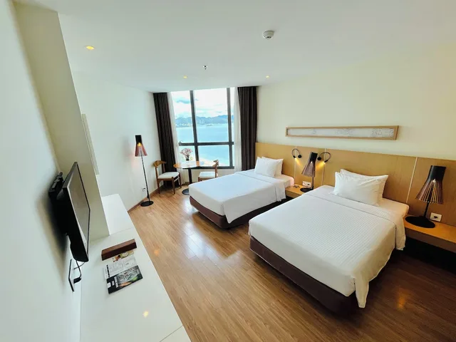 استوديو ديلوكس بسريرين منفصلين بغرفة نوم واحدة بإطلالة جزئية على البحر، Starcity Bayfront Nha Trang Hotel 1/7