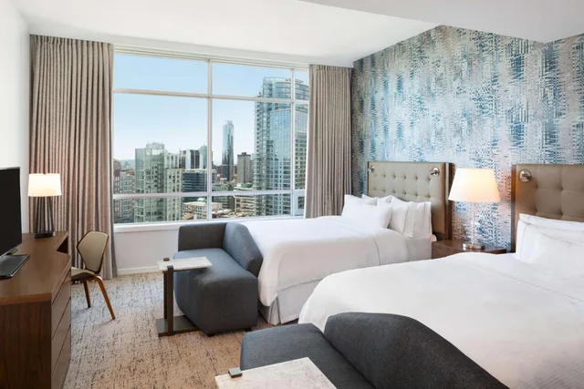 غرفة بسرير كينج وسريرين كوين بإطلالة على المدينة، Hilton Vancouver Downtown 2/2