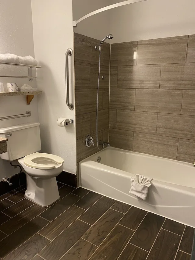 غرفة بسرير كوين مع أريكة لذوي الإعاقة، Quality Inn Mauston I-90 9/9