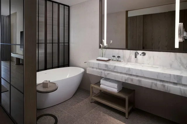 Room, King Bed, Ocean View, Marriott Yalong Bay 6/6