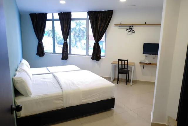 غرفة ثلاثية بسرير كوين وسرير فردي، SMART HOTEL REKO SENTRAL KAJANG 1/7