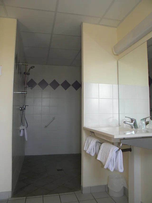 غرفة عائلية بسرير مزدوج وسريرين منفصلين، Hôtel du Bowling de Millau 10/10