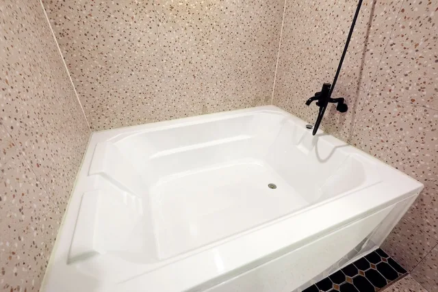 جناح بسرير كوين، Hotel Tomgi 10/10