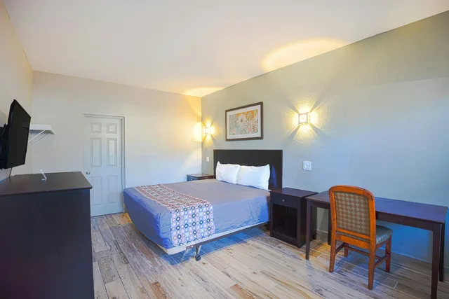 غرفة بسرير كينج لغير المدخنين، Sunrise Inn by OYO Titusville FL 4/10