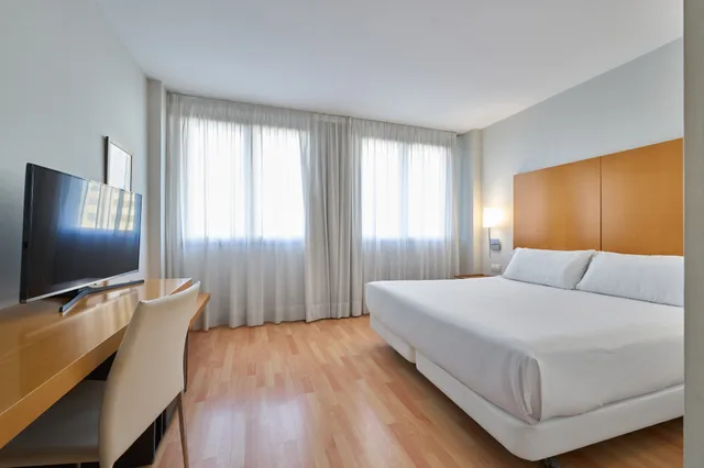 Room, Single, Double Bed, Garden View, Catalonia Barcelona Beach 2/8