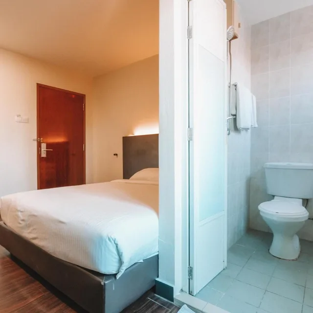 غرفة متصلة، A Hotel Desker 8/10