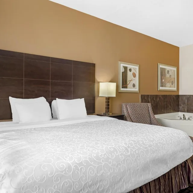 جناح بسرير كينج بجاكوزي، Best Western Plover-Stevens Point Hotel & Conference Ctr 3/10