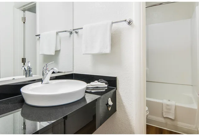 غرفة بسرير كينج للمدخنين، Motel6 Addison, TX - Dallas 2/2