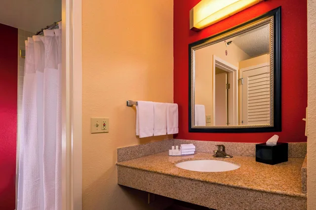 غرفة بسرير كينج مع أريكة لذوي الإعاقة، Courtyard by Marriott Virginia Beach Norfolk 2/2