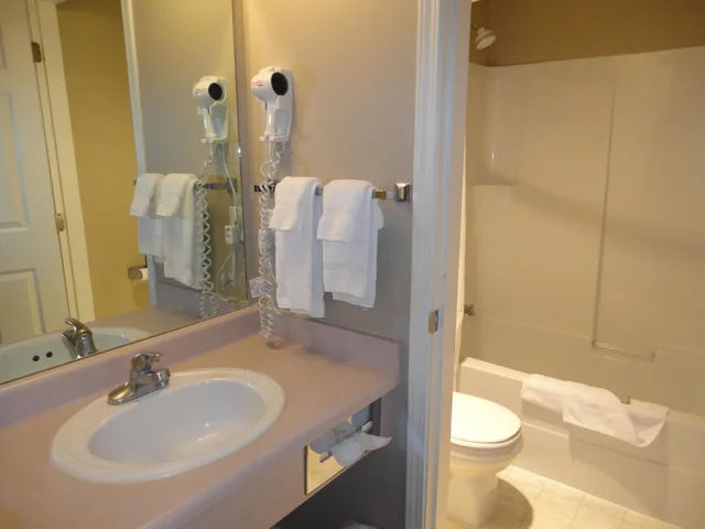 جناح بسريرين كوين بغرفتي نوم، Super 8 By Wyndham West Kelowna Bc 5/6