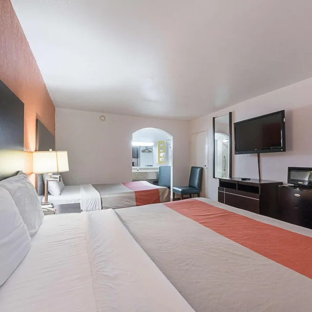 Room, 2 Queen Beds, Smoking, Motel6 San Antonio, TX - I-10 West 4/10
