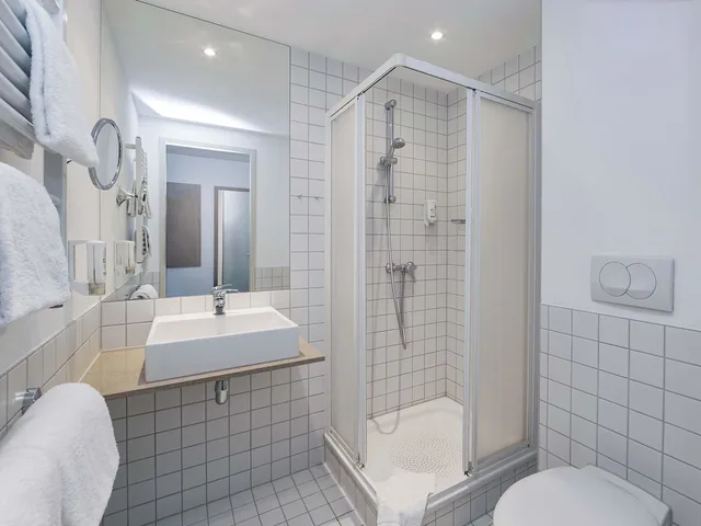 Room, French Bed, Queen Bed, B&B Hotel Berlin City-Ost (ex. Best Western Hotel City Ost) 9/9