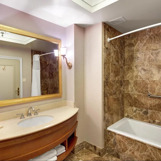 غرفة بسرير كينج وسريرين كوين بإطلالة على البحيرة، Hilton Lac Leamy 3/4