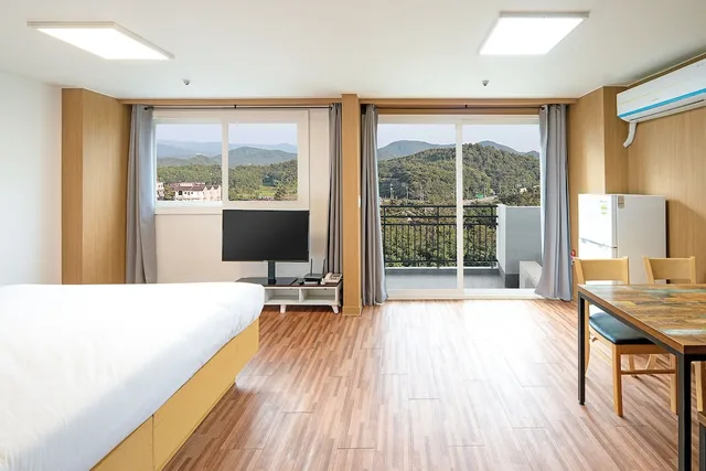 Condo, Deluxe, Suite, Quadruple, 2 Futon Beds, Queen Bed, Forest View، Ocean To You Resort Sokcho Seorak Beach Hotel And Condo 8/10