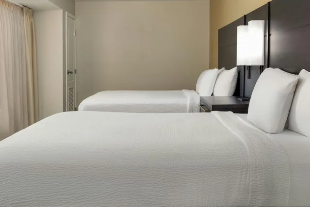 جناح بسريرين كوين بغرفة نوم واحدة مع أريكة، Residence Inn by Marriott Dayton Vandalia 2/5