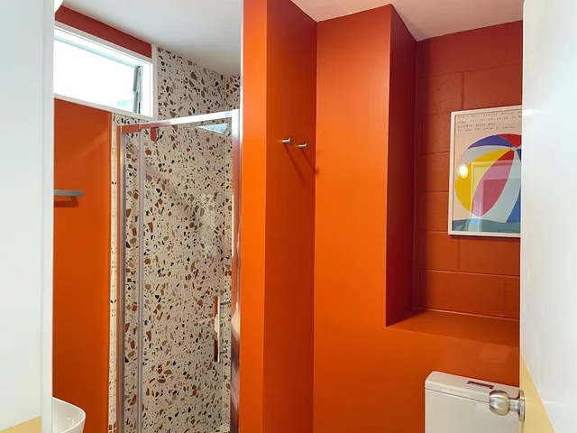 جناح سوبيريور بسرير كوين وسرير فردي بغرفة نوم واحدة مع أريكة بمطبخ، Mt Eden Motel 7/7