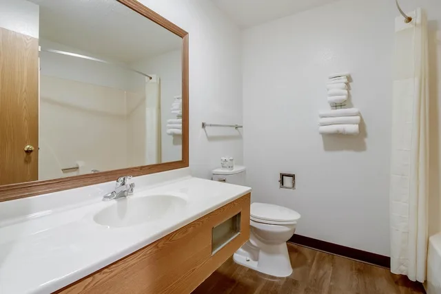 غرفة بسرير كينج، Econo Lodge Franklin IN 3/3