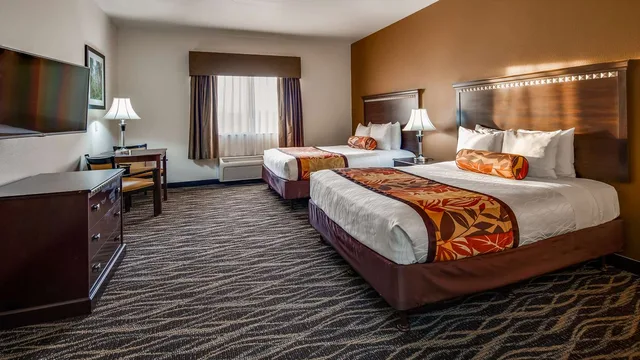 غرفة بسريرين كوين بحوض استحمام لذوي الإعاقة، Best Western Plus Battle Ground Inn & Suites 3/4
