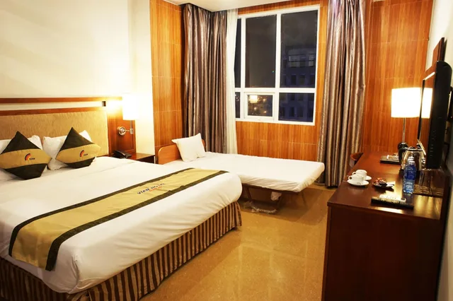 غرفة ديلوكس ثلاثية بسرير كوين وسرير فردي بإطلالة على المدينة، Vian Hotel 1/7