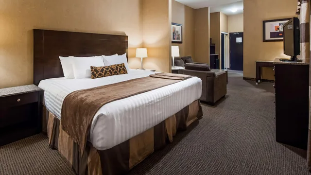 Suite, King Bed, Best Western Plus South Edmonton Inn and Suites 4/8