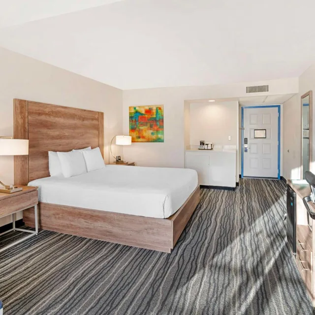 غرفة بسرير كينج مع أريكة، Best Western Posada Royale Hotel & Suites 1/3