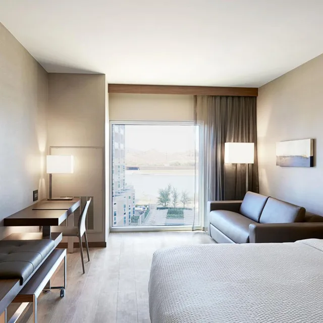 غرفة بسرير كينج بحوض استحمام لذوي الإعاقة، AC Hotel Phoenix Tempe/Downtown 1/2