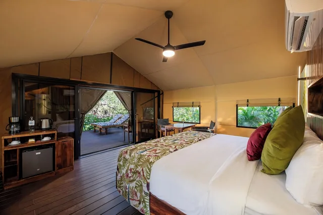 خيمة فاخرة بسرير كينج، Hacienda Guachipelin Hotel 1/3