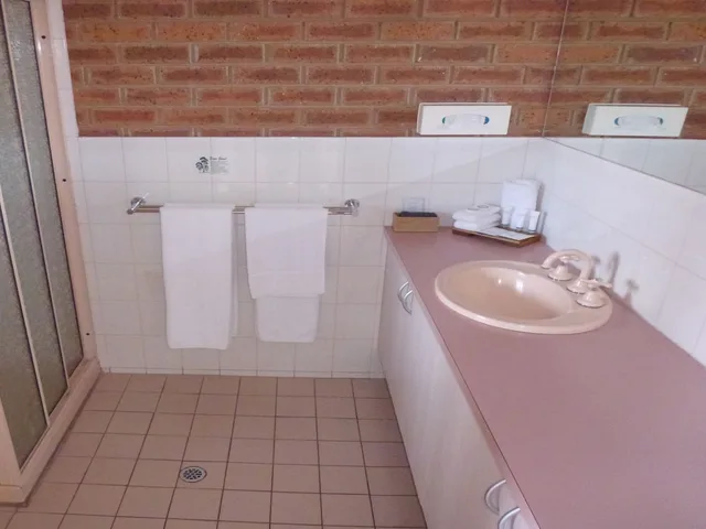 غرفة بسرير كوين وسرير فردي، Colonial Motor Inn Bairnsdale 3/4