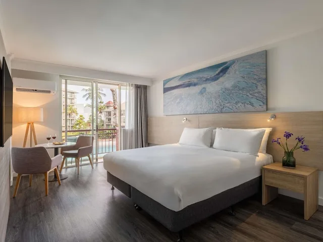 غرفة ديلوكس بسرير كينج بإطلالة على المسبح، Novotel Cairns Oasis Resort 5/10