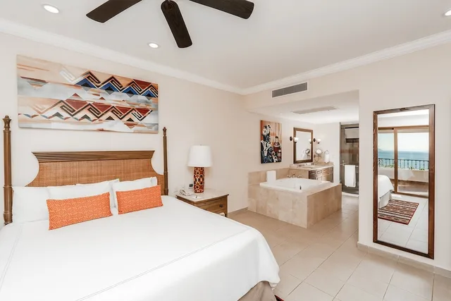 غرفة بسرير كينج بإطلالة على البحر بغرفة نوم واحدة مع أريكة، Villa Del Palmar At the Islands of Loreto 2/7
