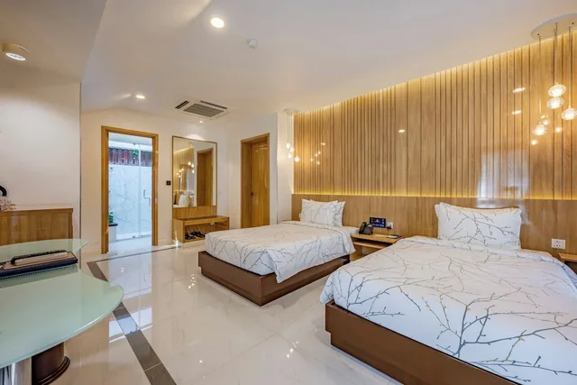 جناح عائلي بسريرين منفصلين وسرير كينج بإطلالة على البحر بغرفتي نوم، Carmelina Beach Resort 1/10
