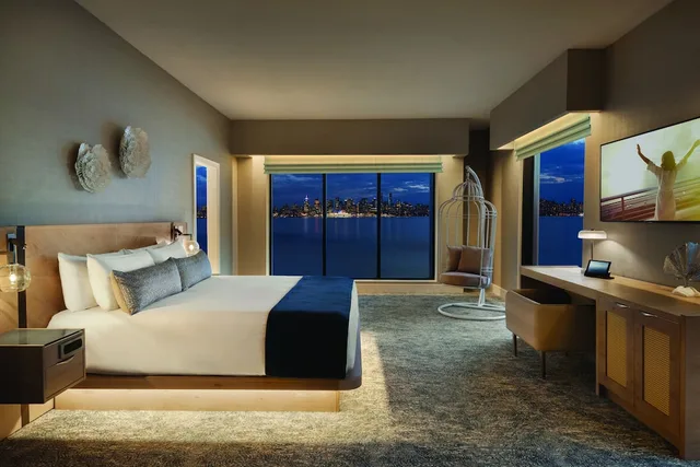 جناح بسرير كينج بإطلالة على البحر مع أريكة، Seaside Hotel 1/1
