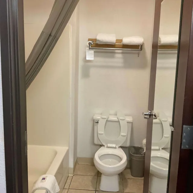 1 King Bed - Accessible, Non-Smoking, Micfridge، Motel6 Hannibal, MO 5/5