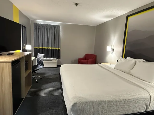 غرفة بسرير كينج، Super 8 by Wyndham Chattanooga East/Hamilton Place 1/7