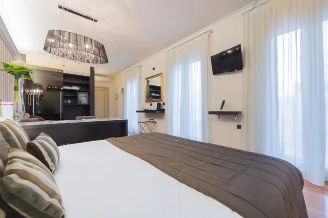 جناح جونيور بشرفة، Touring Hotel Bologna 1/3